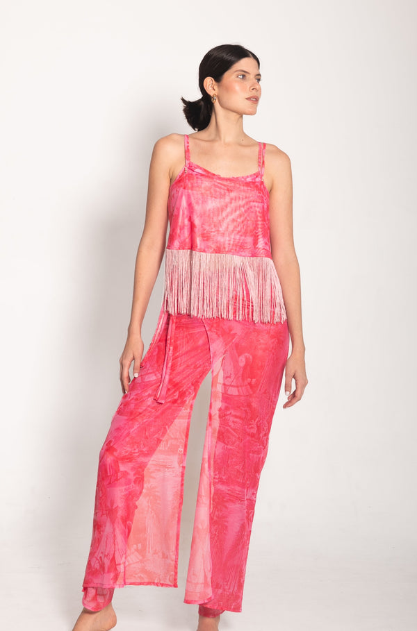 Introducing the Set Marfil Pink Masai, an ultra-stylish two-piece set perfect for summer. Featuring adjustable pants and a flowy shirt, flowy fringes, and an illusion skirt-like silhouette, this outfit gives you movement and comfort in the same package. Make a statement and bring life to your wardrobe with the Set Marfil Tribal!
